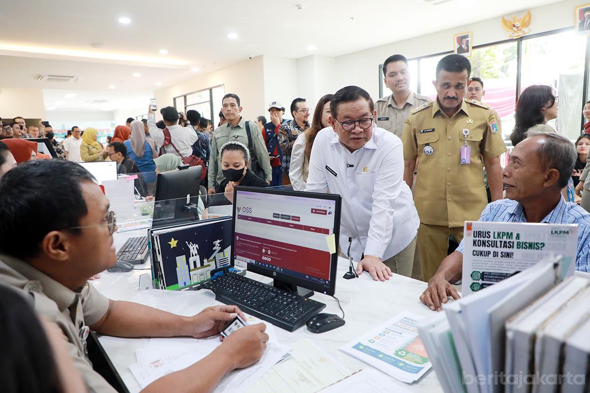 Pram Resmikan Kantor Kecamatan Kebayoran Baru dan Dua Embung